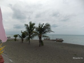 Di pantai dan handuk pantai