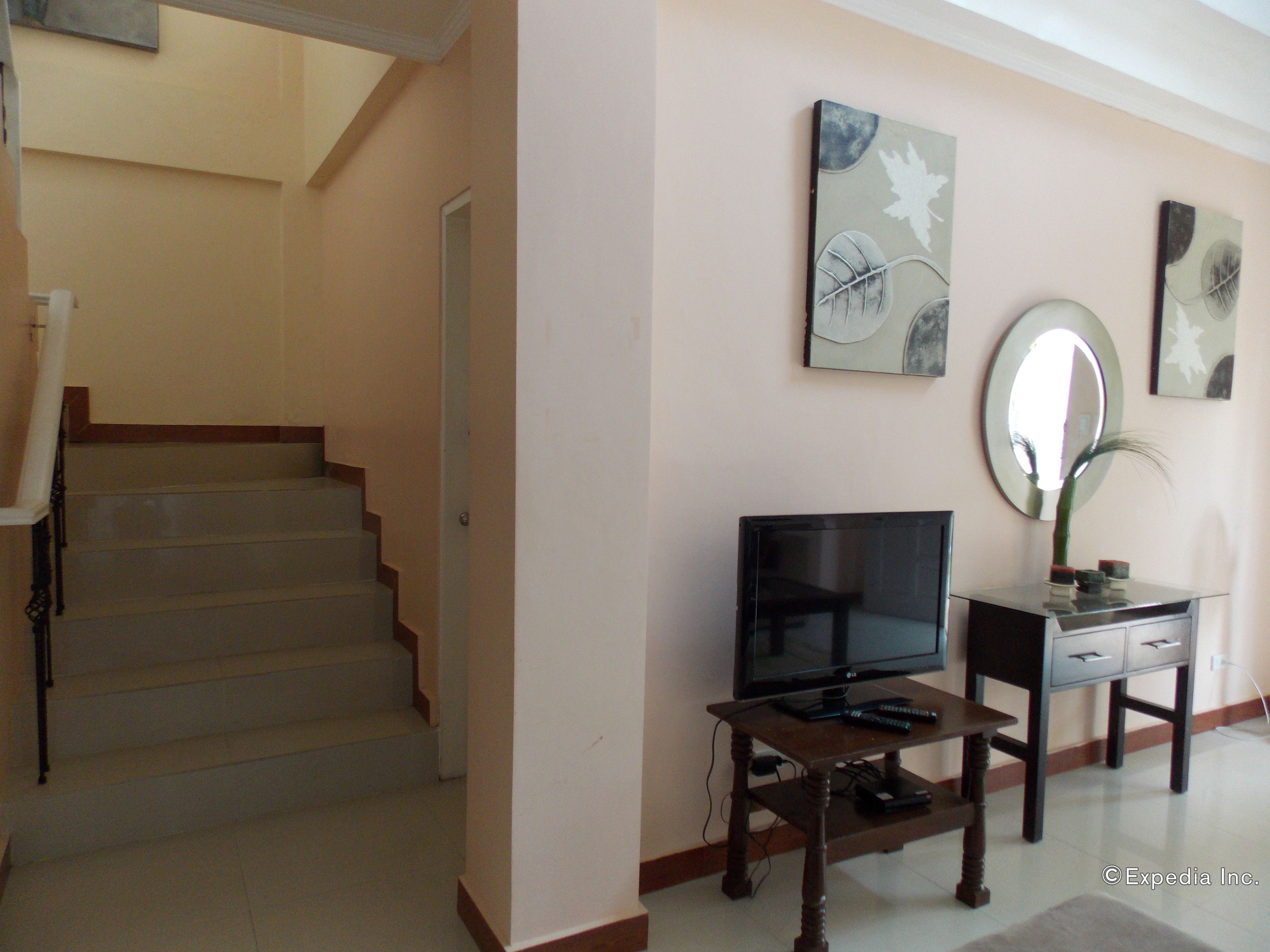 family suite (4 bedroom) | living area