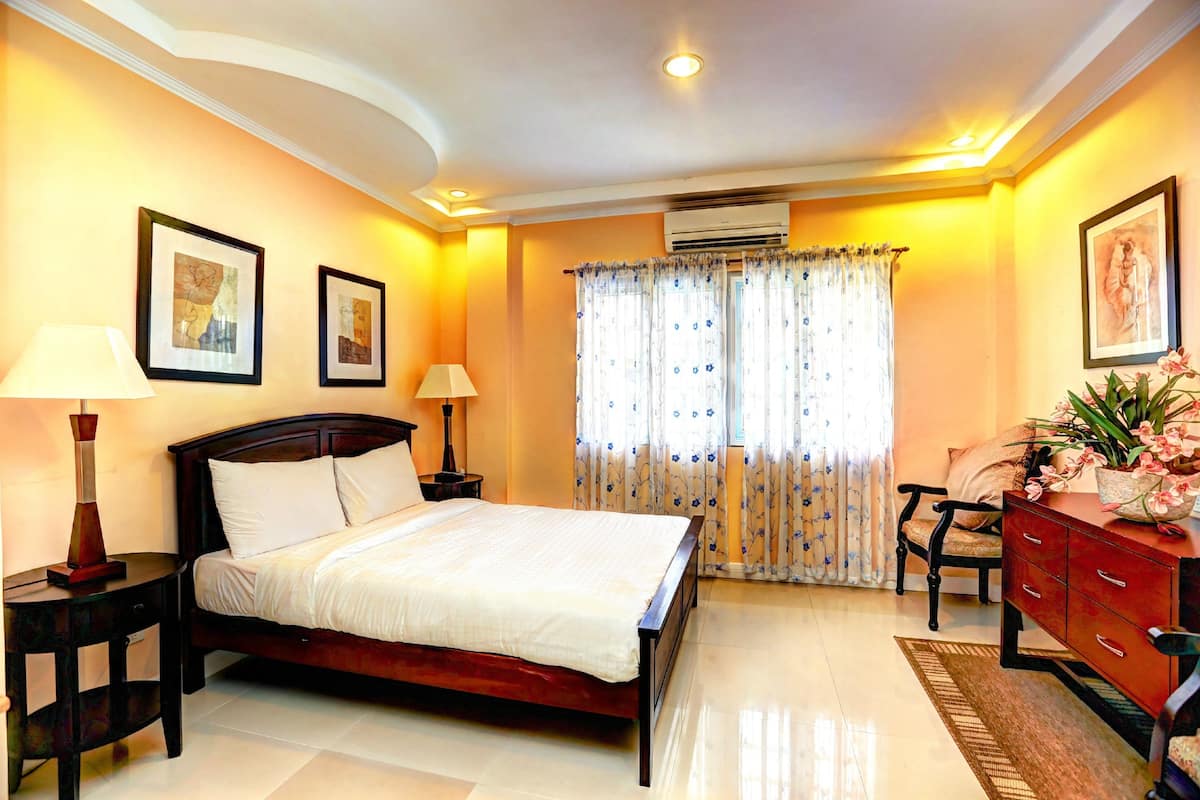 In-room safe, desk, free WiFi, wheelchair access