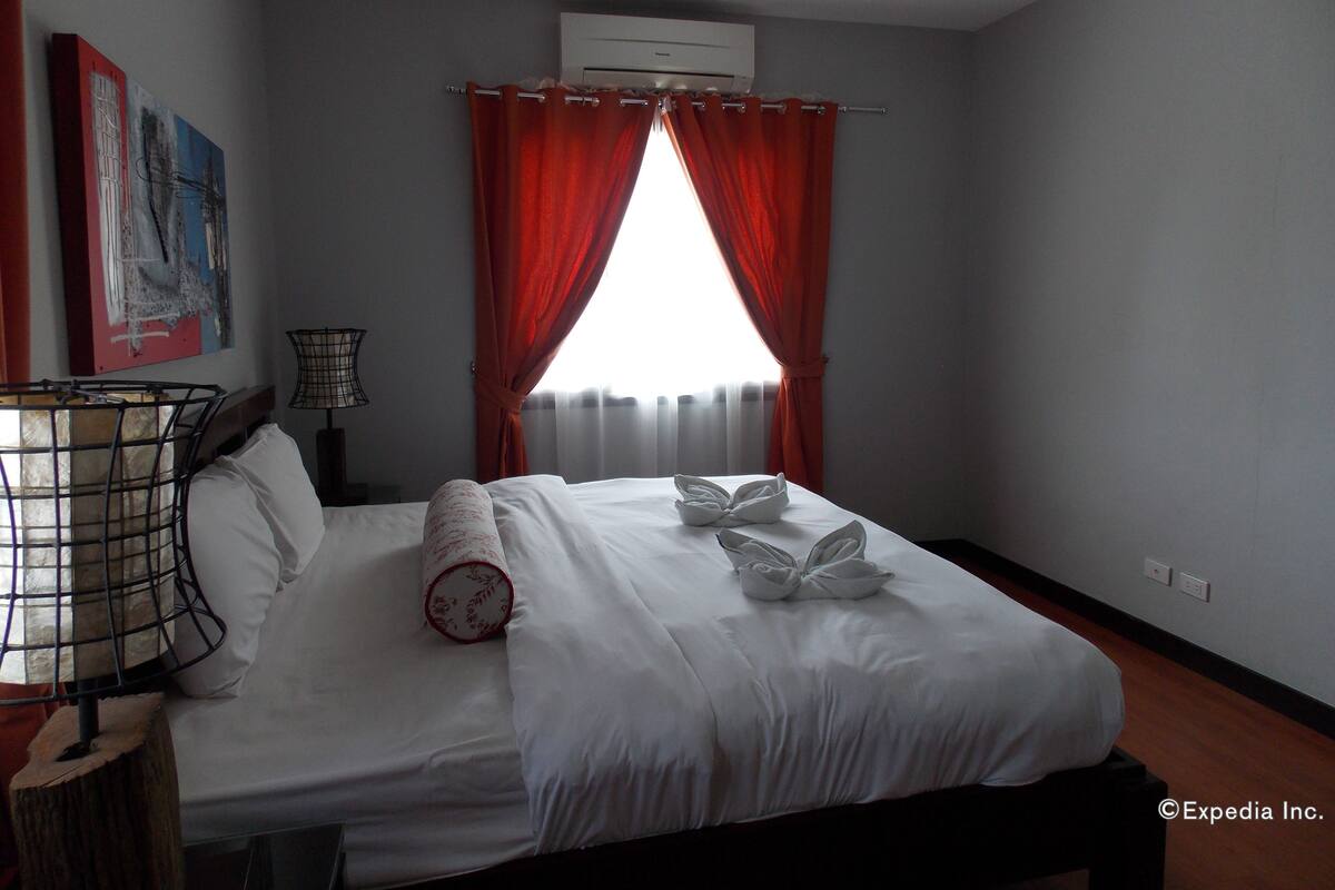 Deluxe Room (Budget Bedroom C) | Peti besi dalam bilik, meja, Wi-fi percuma 