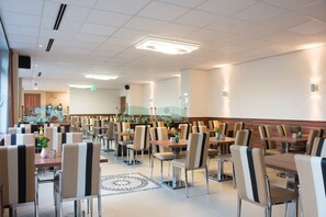 供应早餐、午餐和晚餐，地方菜