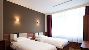 Twin Room | In-room safe, desk, cribs (free), rollaway beds (free) - Hotel King's Court (Amsterdam)