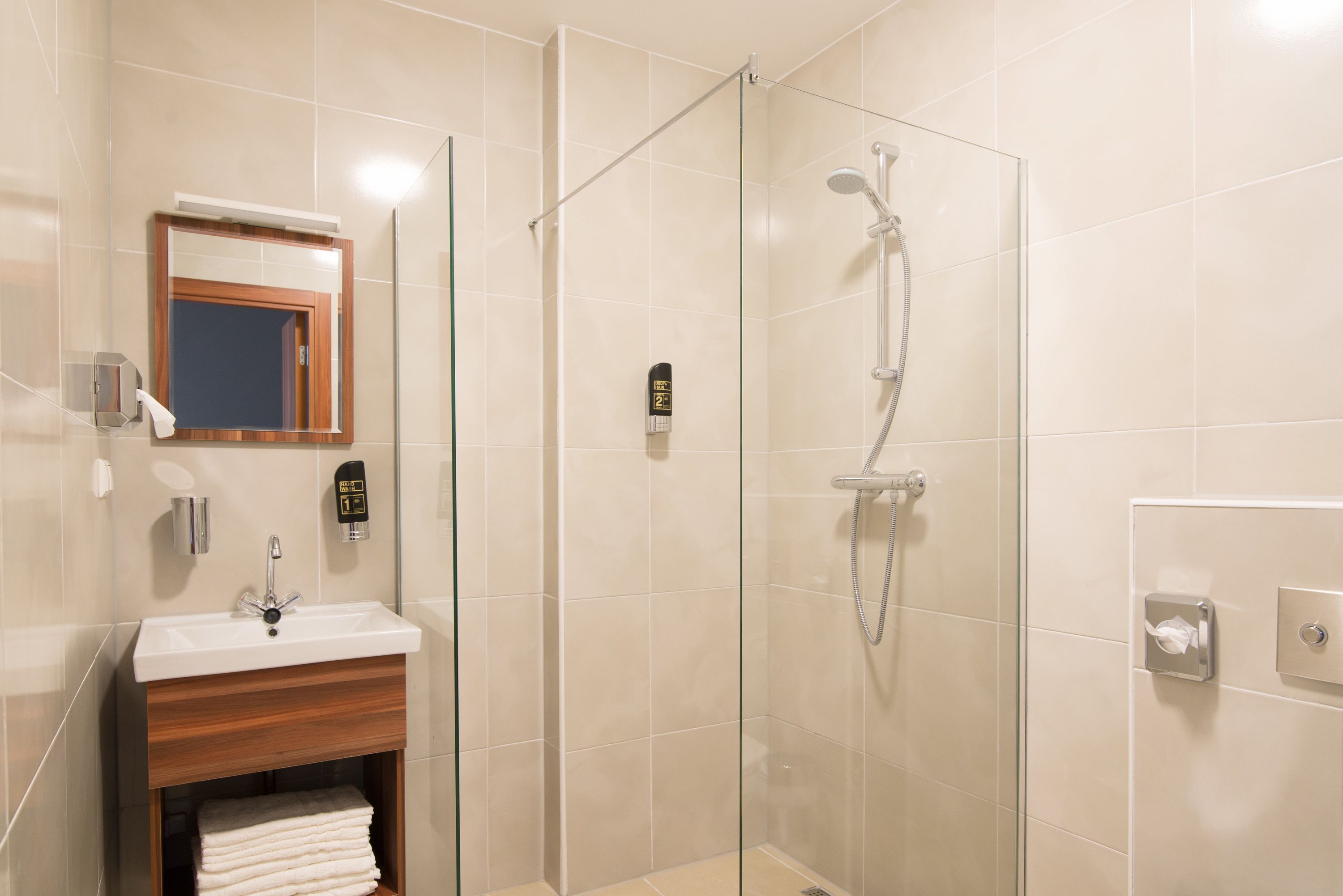 Vierpersoonskamer | Badkamer | Gratis toiletartikelen, handdoeken