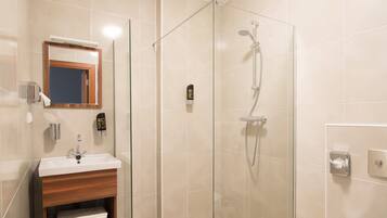 Vierpersoonskamer | Badkamer | Gratis toiletartikelen, handdoeken