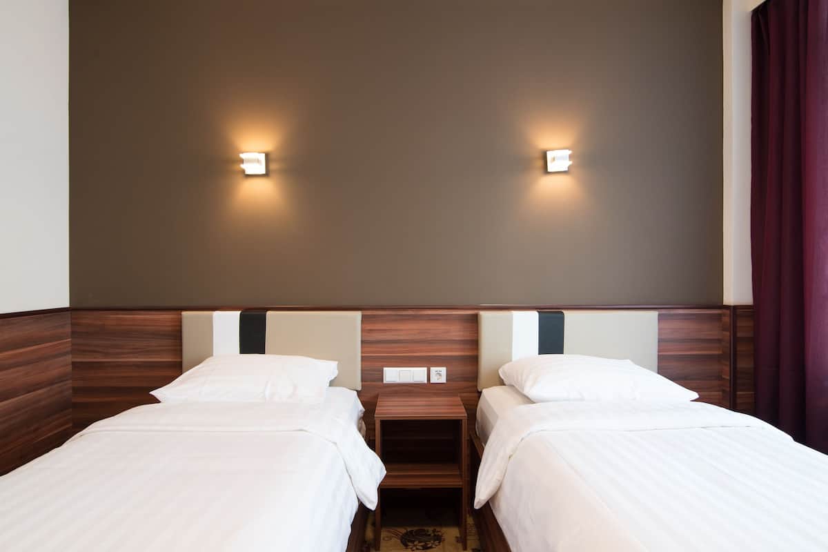 Twin Room | In-room safe, desk, free cribs/infant beds, free rollaway beds