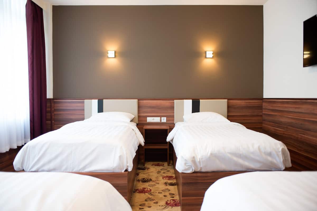 Quadruple Room | In-room safe, desk, free cribs/infant beds, free rollaway beds