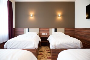 Quadruple Room | In-room safe, desk, free cribs/infant beds, free rollaway beds - Hotel King's Court (Amsterdam)