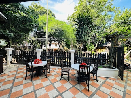 32-inch flat-screen TV with cable channels, TV