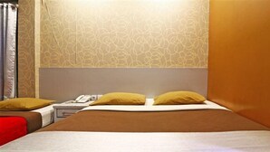 Desk, WiFi (free) - Eve Hotel (Bandung)