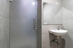 Regadera, regadera tipo lluvia, amenidades de baño gratuitas, toallas 