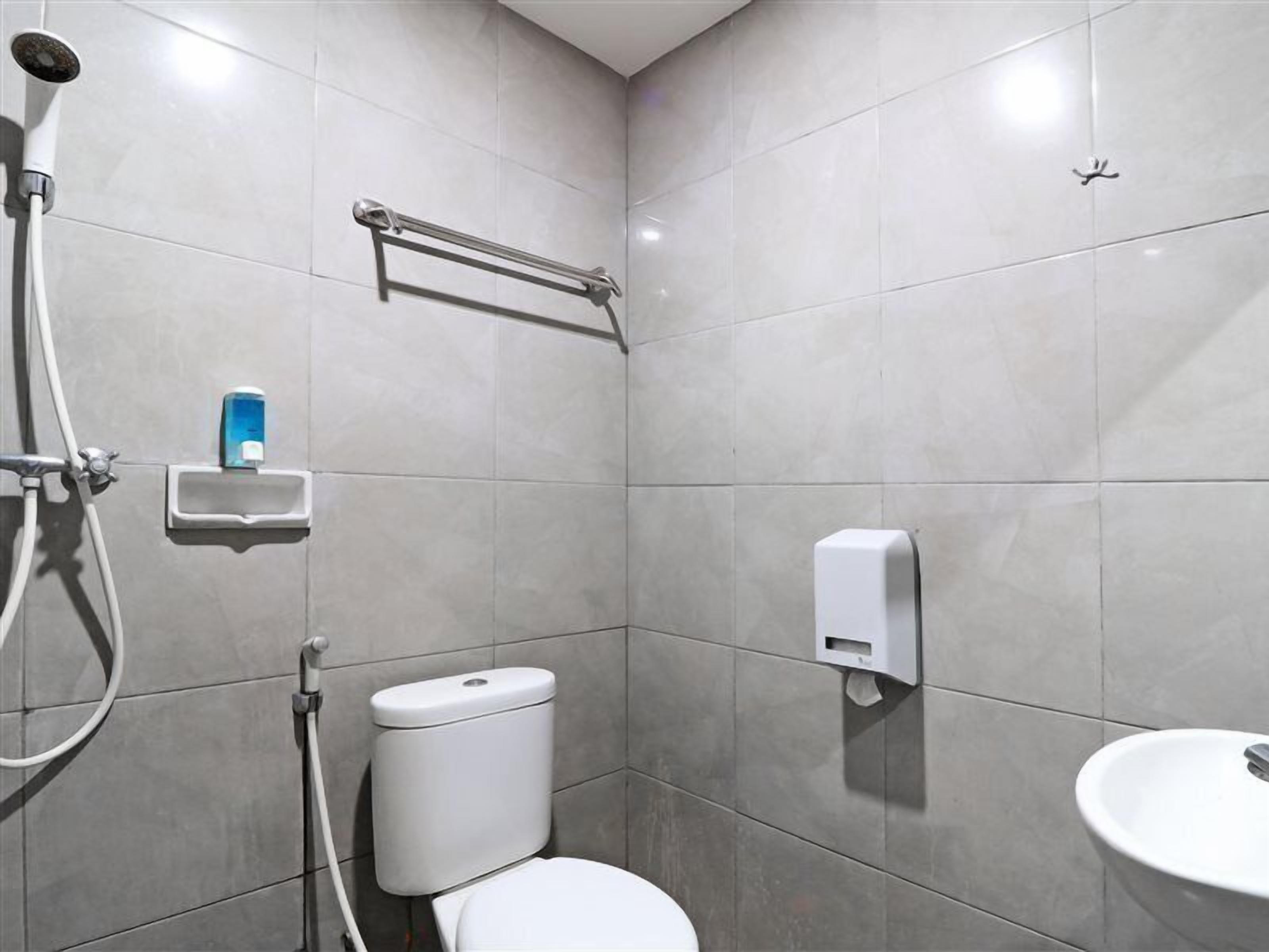 Shower, rainfall showerhead, free toiletries, towels