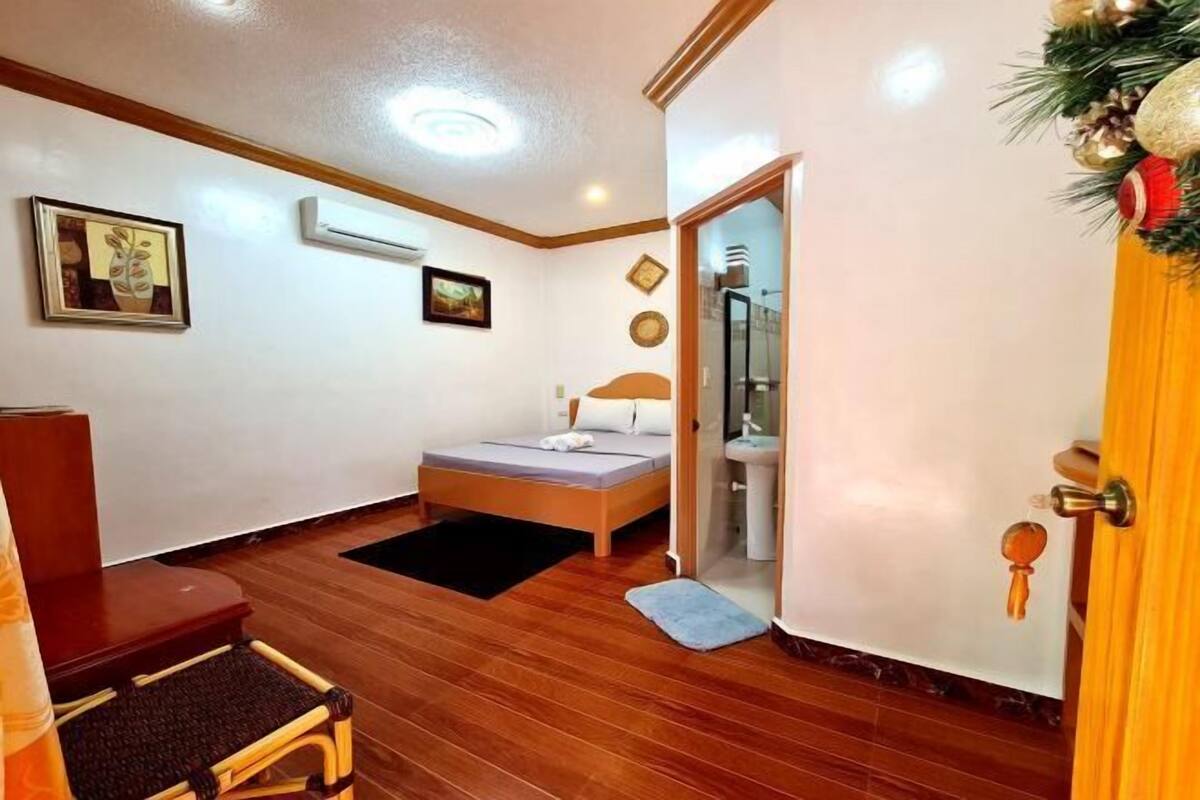 Desk, WiFi (free), bed sheets