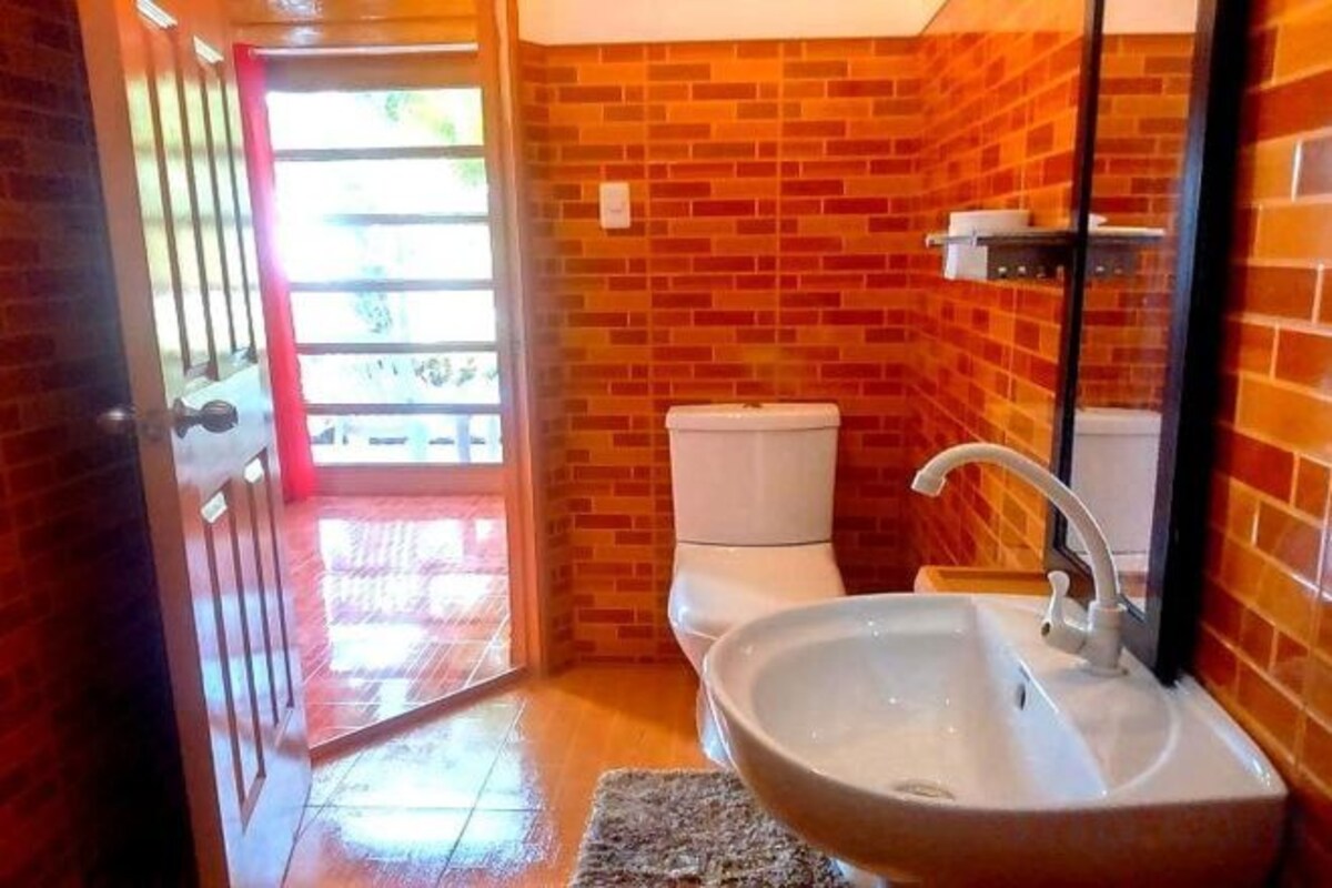Badezimmer | Dusche, kostenlose Toilettenartikel, Handtücher