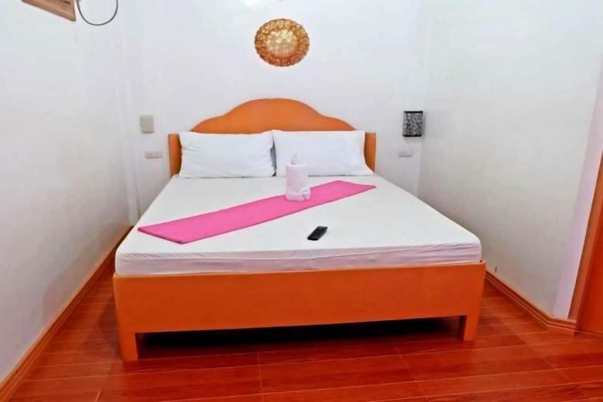 Desk, WiFi (free), bed sheets
