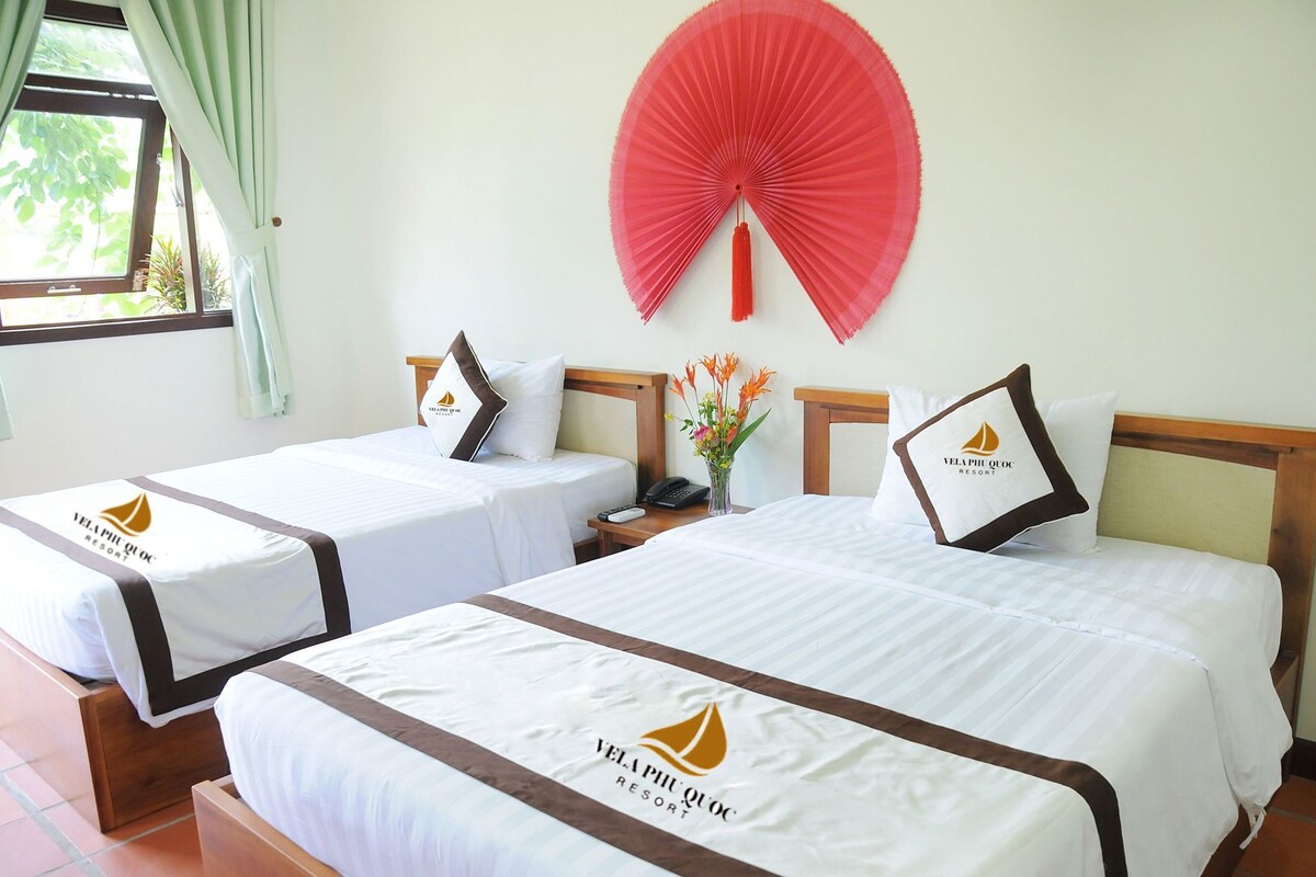 Minibar, caja de seguridad en la habitación y escritorio 