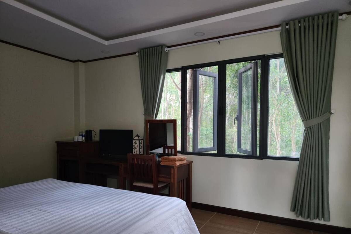 Premium Studio Suite | 1 bedroom, minibar, in-room safe, desk