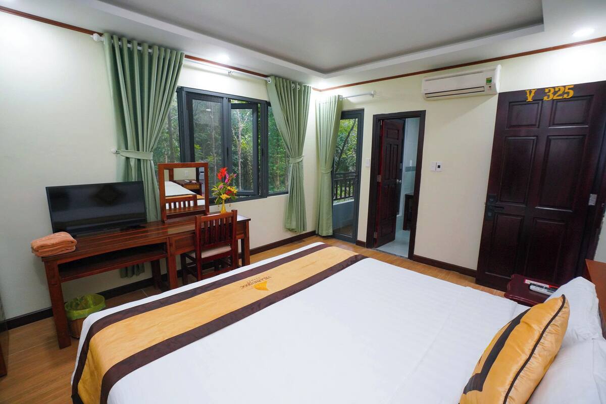 Superior Studio Suite, 1 King Bed | Minibar, in-room safe, desk, laptop workspace