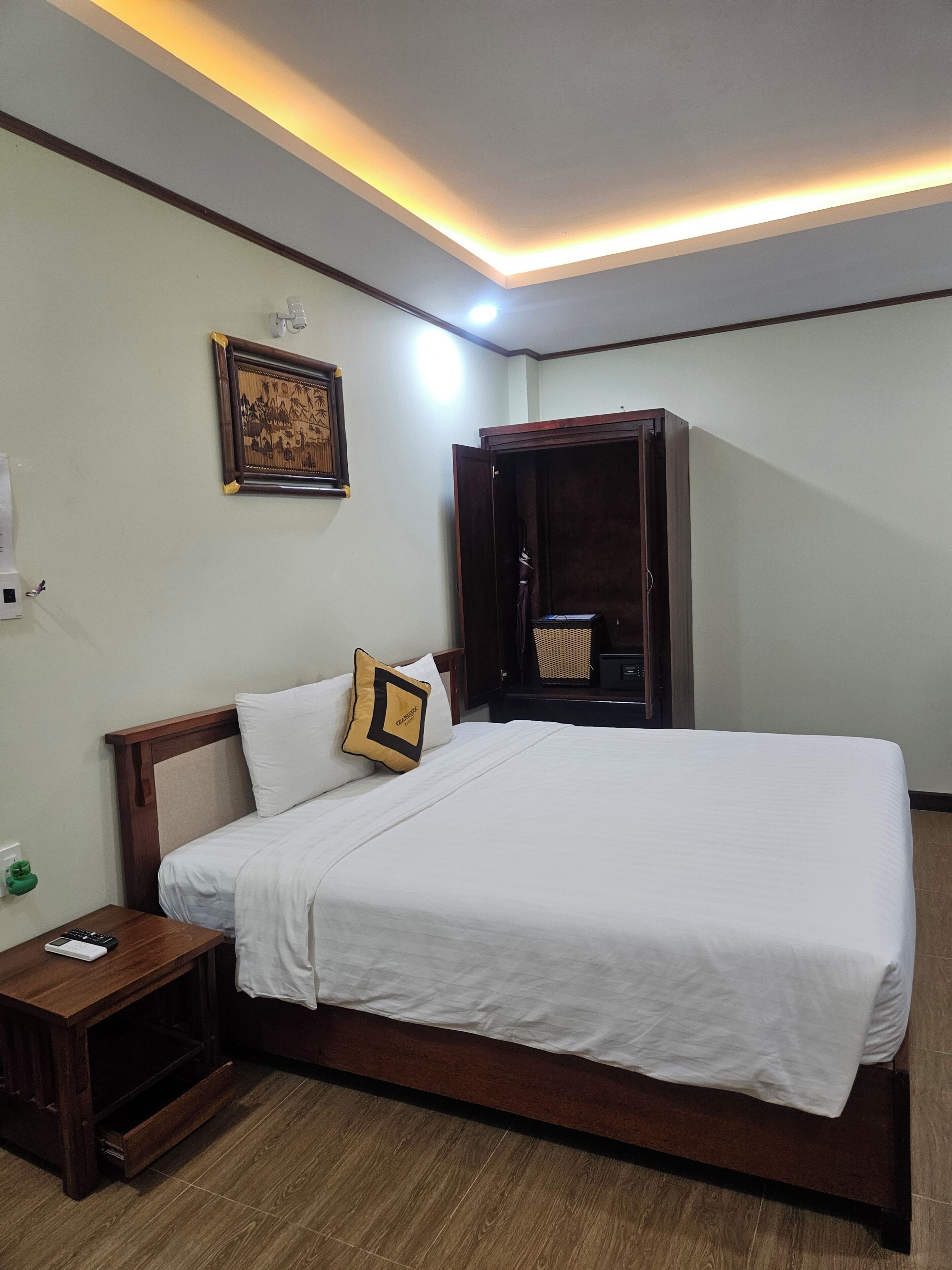 Minibar, caja de seguridad en la habitación y escritorio 