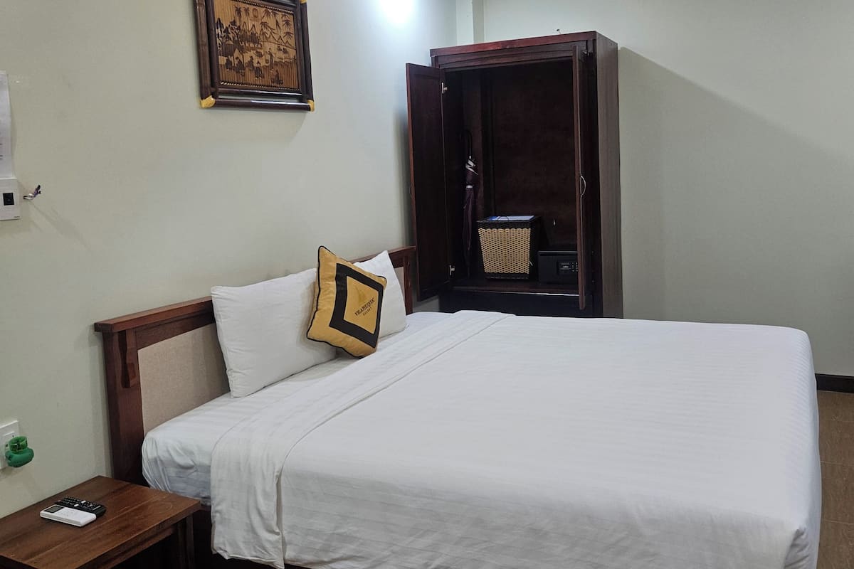 Superior Studio Suite | Minibar, in-room safe, desk, blackout drapes