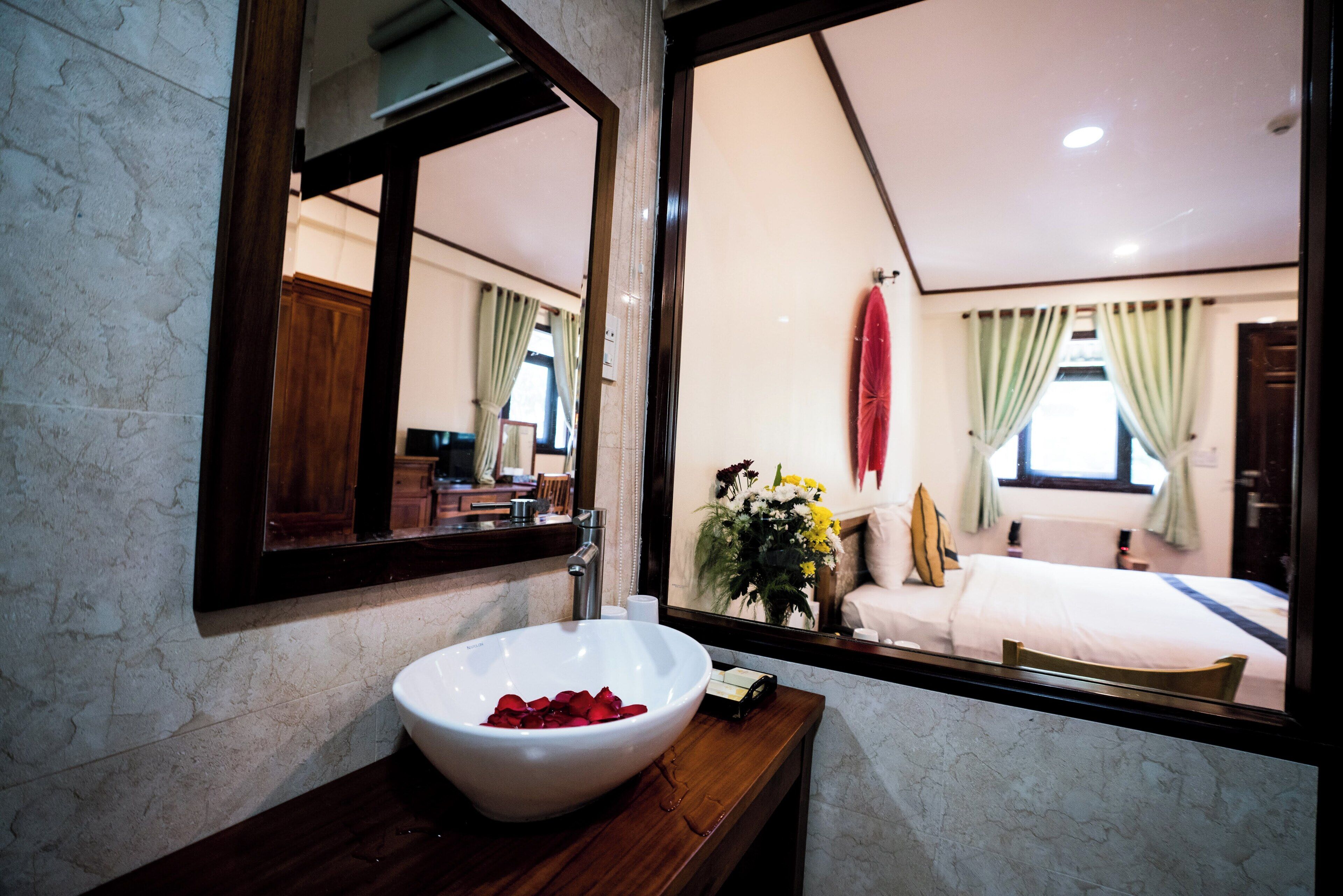 Minibar, két bảo mật tại phòng, bàn 