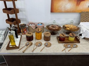 Petit déjeuner et déjeuner servis sur place, spécialités Cuisine grecque