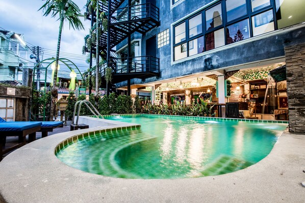 室外泳池;08:30 至 21:00 開放;躺椅