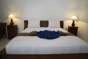 Habitación Deluxe doble, 1 habitación, vistas a la piscina | Caja fuerte y wifi gratis