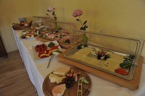 Petit déjeuner buffet servi tous les jours en supplément