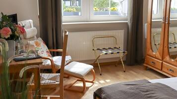 Comfort-Einzelzimmer | Individuell dekoriert, individuell eingerichtet, Schreibtisch