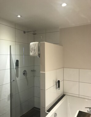 Phòng Suite | Phòng tắm | Bồn tắm và buồng tắm vòi sen riêng, bồn tắm ngâm 