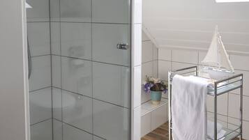 Deluxe Double Room | Bathroom shower