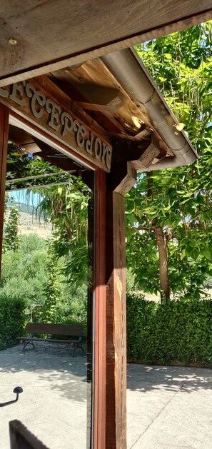 Una estructura de madera con un letrero que dice "Café de la Montagne".
