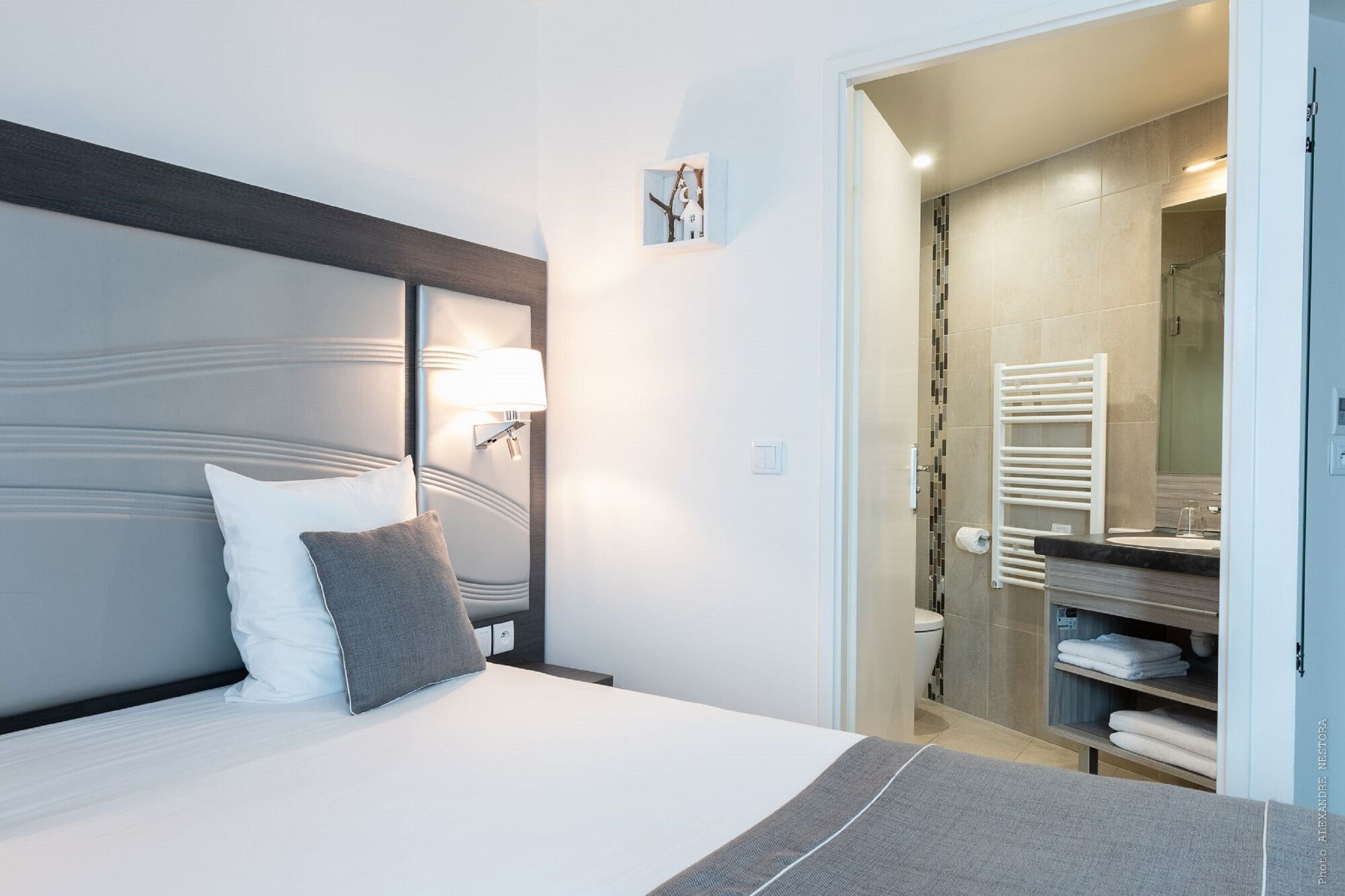 classic room | premium bedding, desk, laptop workspace, soundproofing