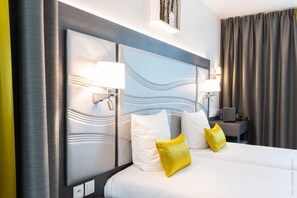 Double or Twin Room | Premium bedding, desk, laptop workspace, soundproofing - Hôtel Versailles Chantiers (Versailles)