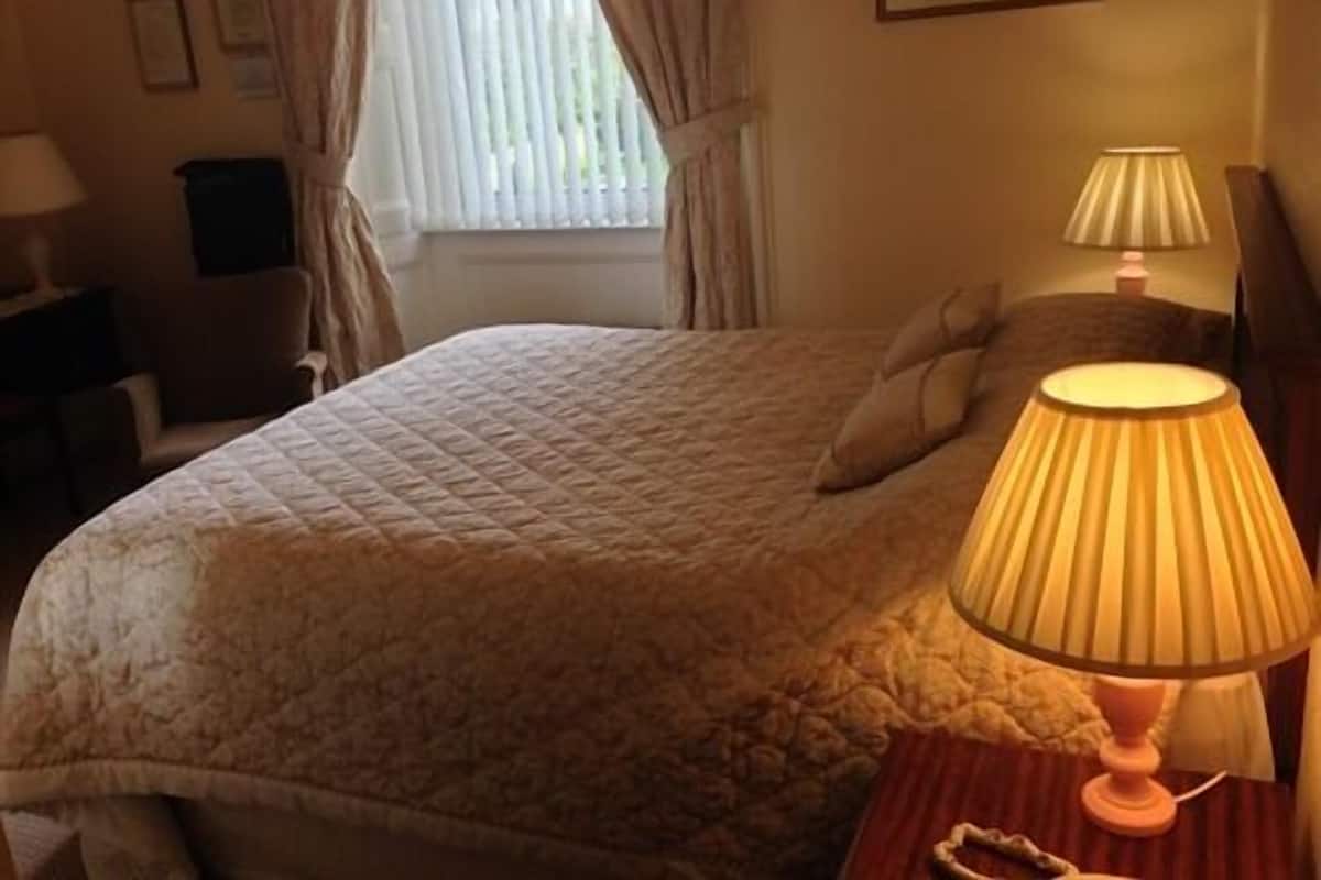 Standard Double Room, Ensuite | Iron/ironing board (on request), free WiFi