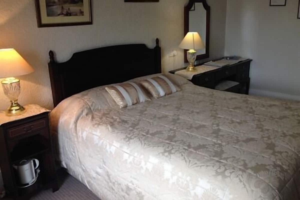 Superior Double Room, Ensuite | Iron/ironing board (on request), free WiFi
