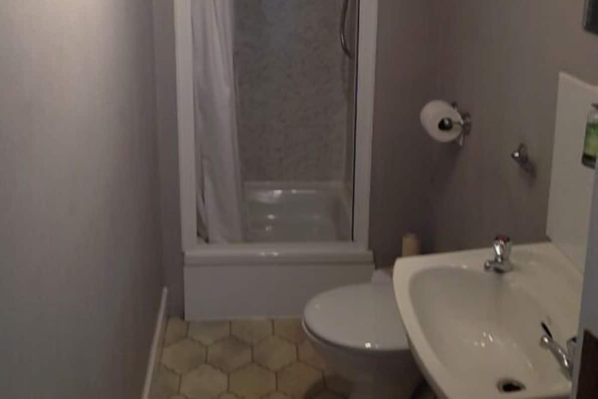 Superior Double or Twin Room, Ensuite | Bathroom | Shower, free toiletries, hair dryer, towels