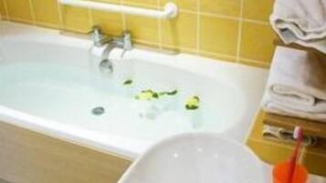 Twin Room, Ensuite | Bathroom