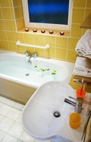 Twin Room, Ensuite | Bathroom