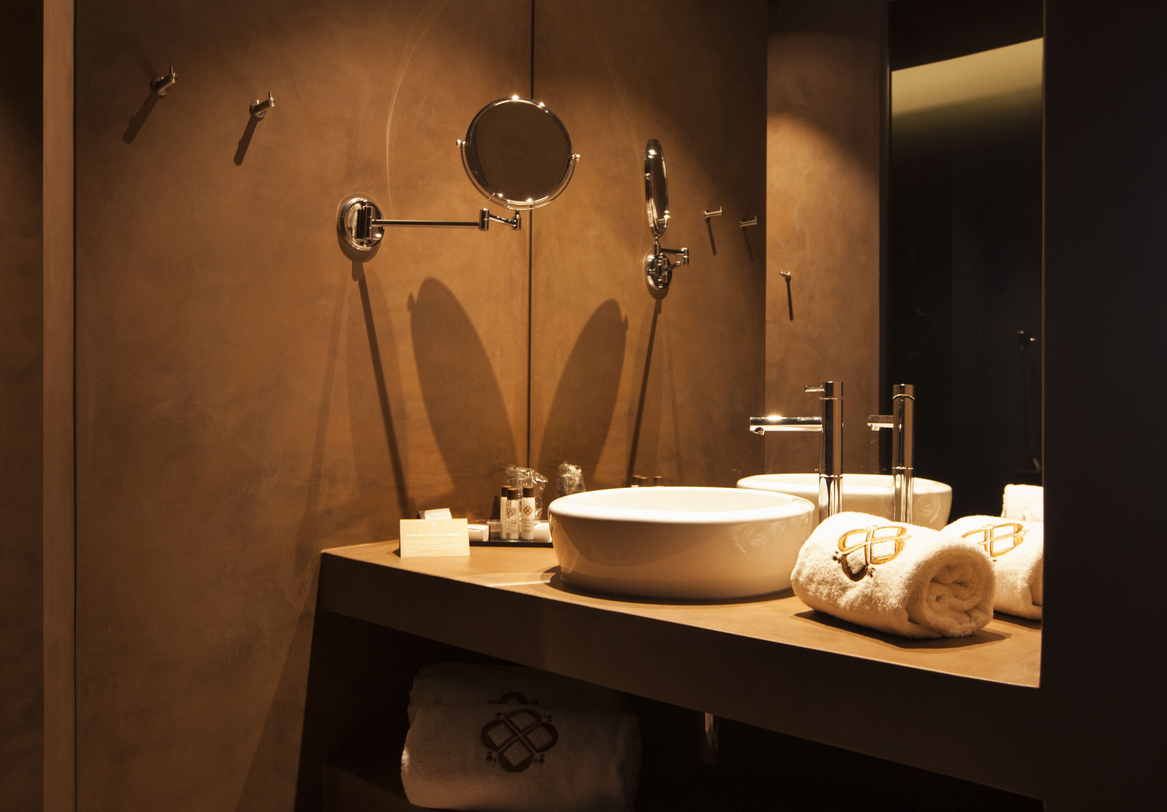 deluxe double room, 1 queen bed, balcony, executive level | bathroom | free toiletries, hair dryer, bathrobes, slippers