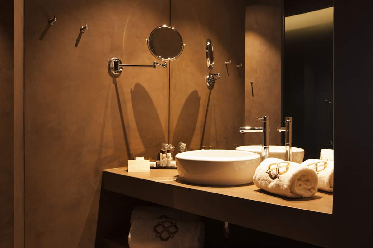 deluxe double room, 1 queen bed, balcony, executive level | bathroom | free toiletries, hair dryer, bathrobes, slippers