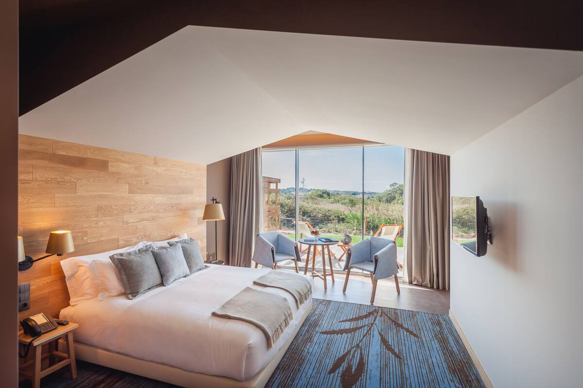 deluxe double room, 1 queen bed, balcony, executive level | 1 bedroom, premium bedding, minibar, in-room safe