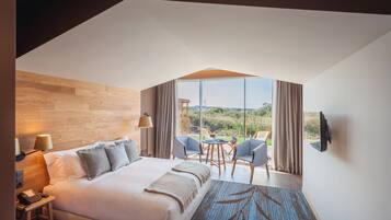 Habitación Deluxe doble, 1 cama de matrimonio, balcón, planta ejecutiva | 1 dormitorio, ropa de cama de alta calidad, minibar y caja fuerte