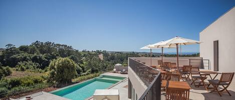 2 albercas al aire libre, sombrillas en la alberca y camastros