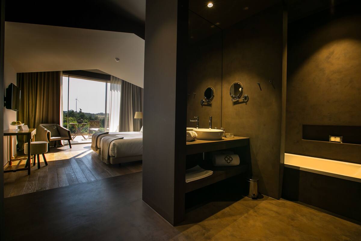 deluxe twin room | 1 bedroom, premium bedding, minibar, in-room safe