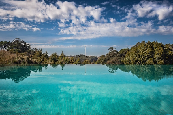 2 albercas al aire libre, sombrillas en la alberca y camastros
