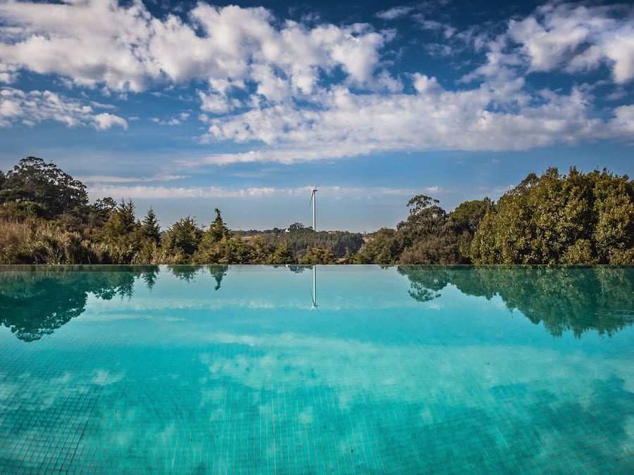 2 piscines extérieures, parasols de plage, chaises longues