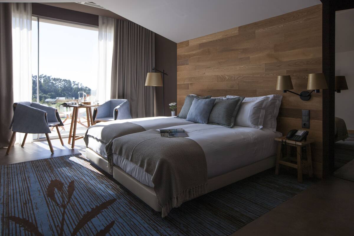 deluxe twin room | 1 bedroom, premium bedding, minibar, in-room safe