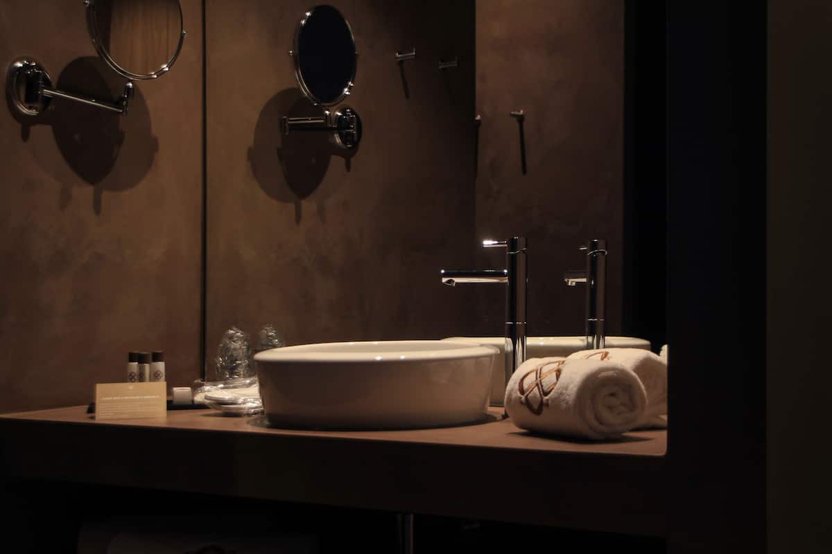 deluxe twin room | bathroom | free toiletries, hair dryer, bathrobes, slippers