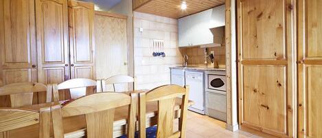 Studio Supérieur, 1 chambre | Restauration dans la chambre